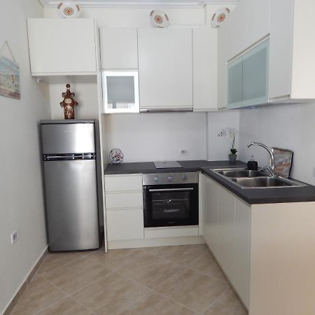 Modern Spacious 1 Bedroom Flat Next To The Beach Vlore Exterior photo